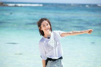 谢娜活力穿搭引热议，简约造型尽显青春魅力